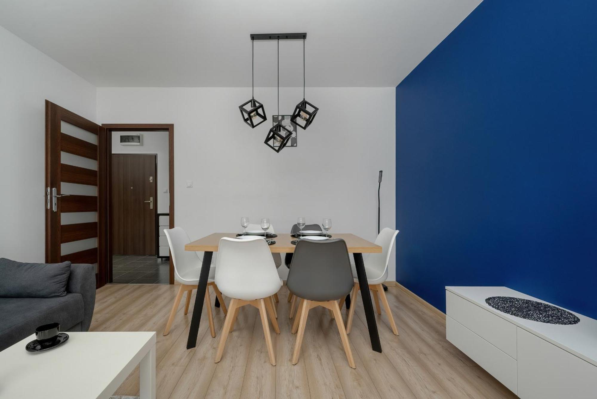 Klimasa White&blue With Balcony In By Renters Apartment *