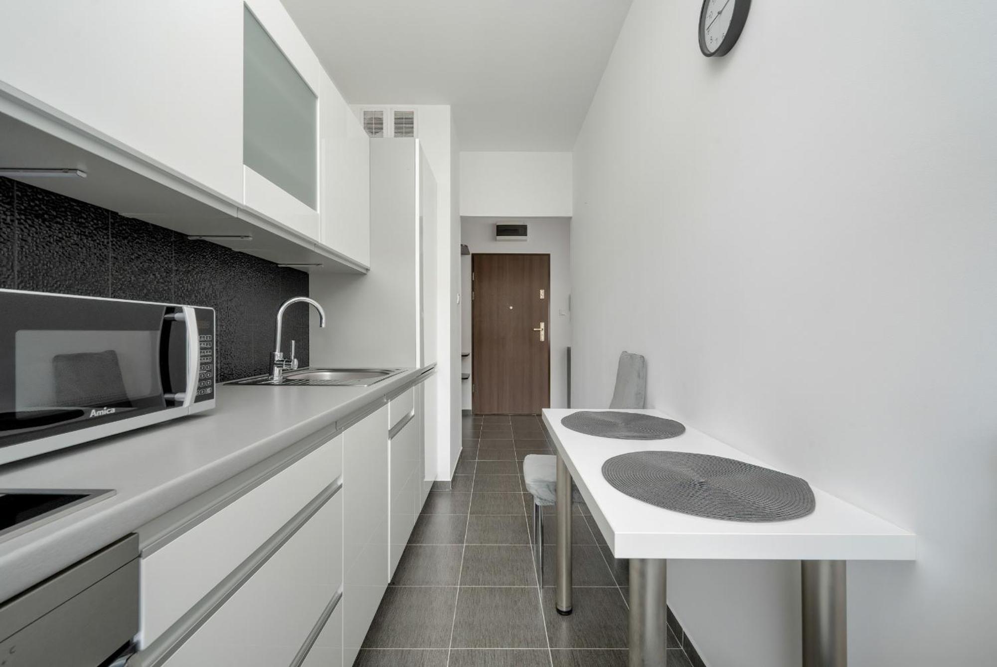 Klimasa White&blue With Balcony In By Renters Apartment