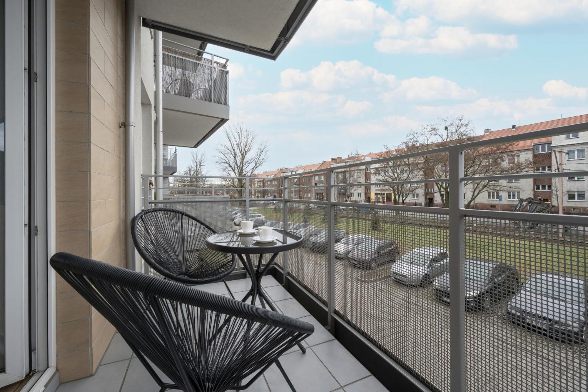 Klimasa White&blue With Balcony In By Renters *