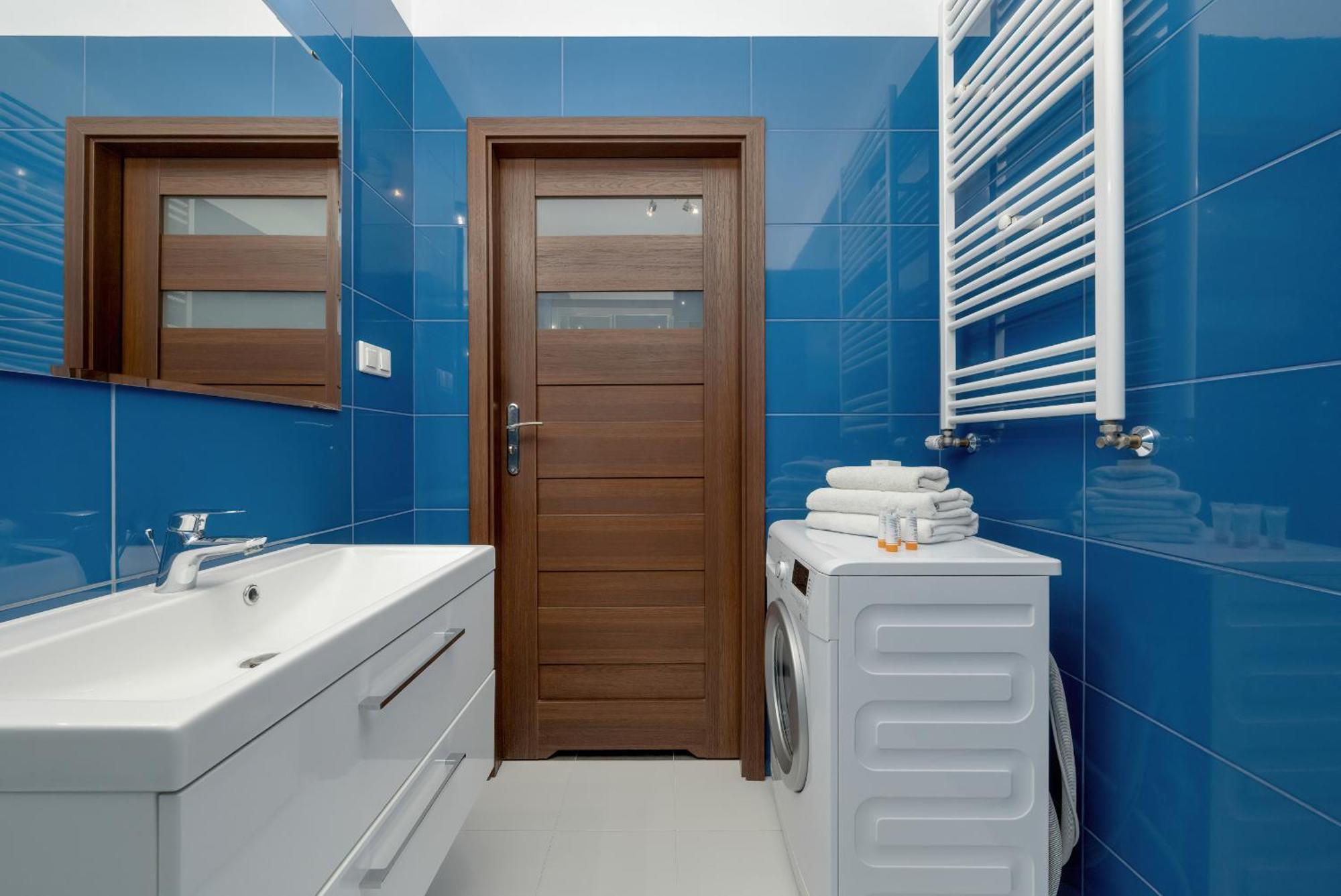 Klimasa White&blue With Balcony In By Renters Apartment