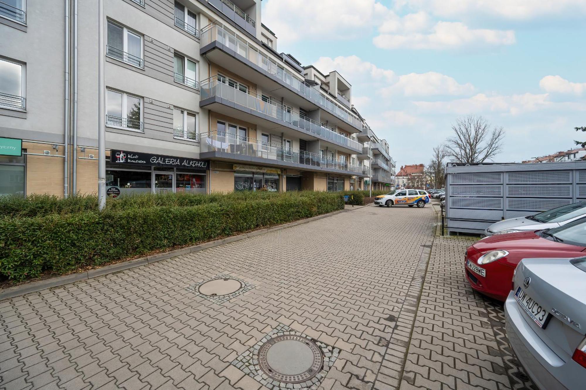Klimasa White&blue With Balcony In By Renters Apartment Wroclaw