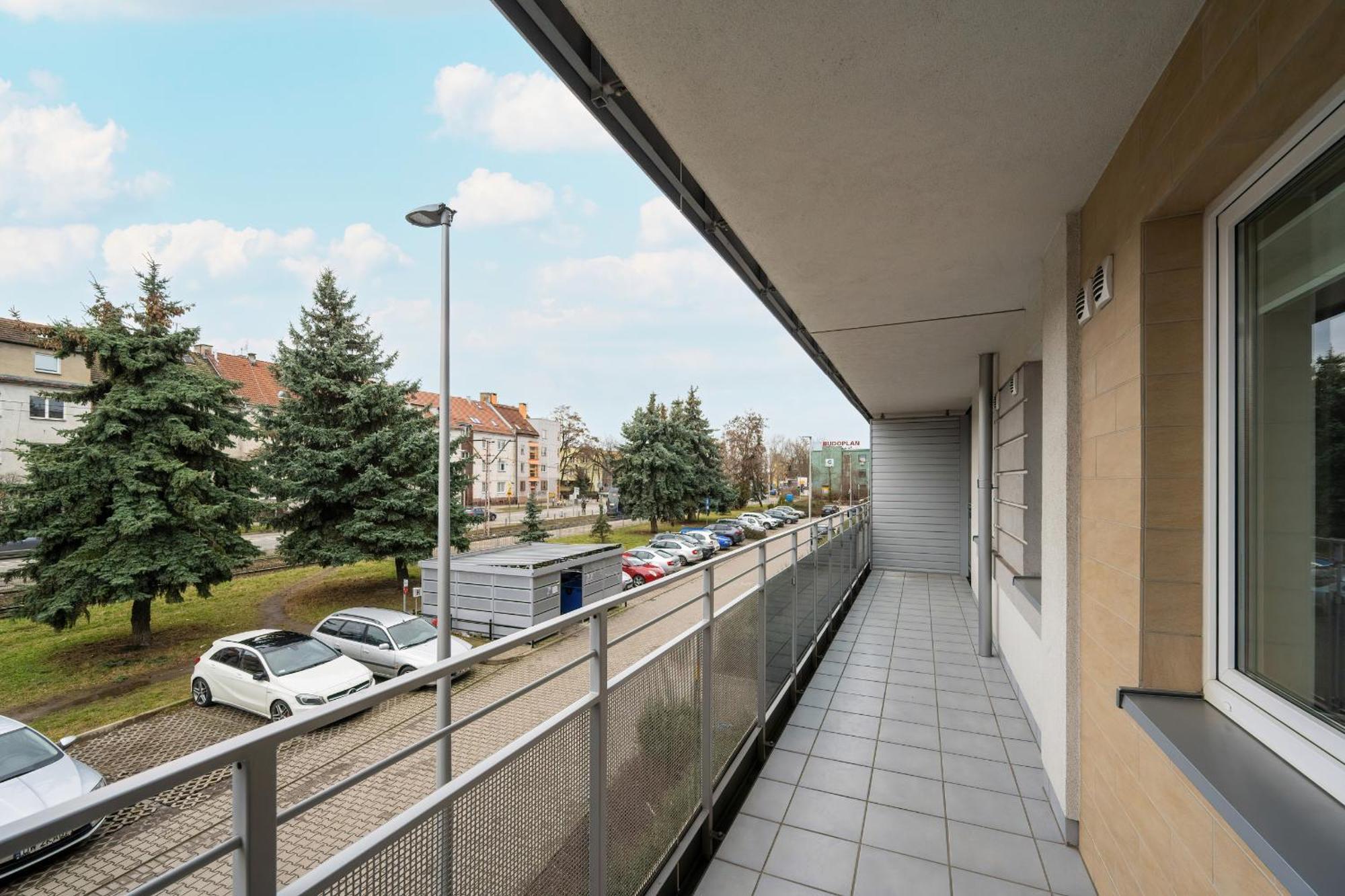 Klimasa White&blue With Balcony In By Renters Apartment